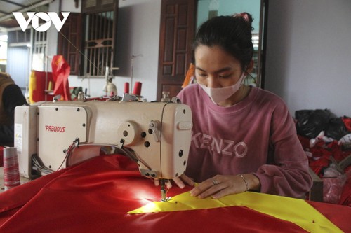 Người dân “làng làm cờ Tổ quốc” thức thâu đêm sản xuất phục vụ Tết Nguyên đán - ảnh 1