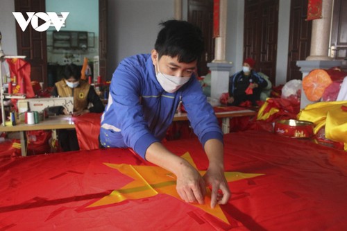 Người dân “làng làm cờ Tổ quốc” thức thâu đêm sản xuất phục vụ Tết Nguyên đán - ảnh 7