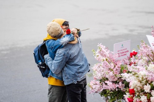 Valentine 2022: Màn tỏ tình ấn tượng với 99.999 bông hồng vừa diễn ra tại Hà Nội - ảnh 10