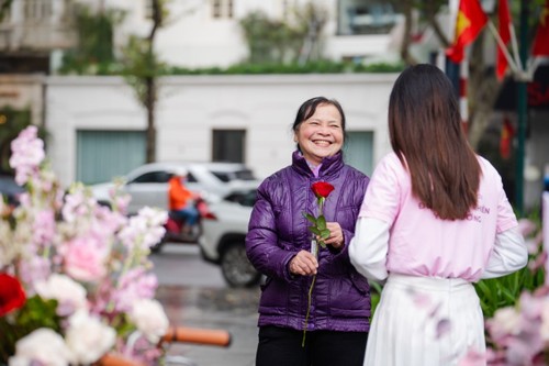 Valentine 2022: Màn tỏ tình ấn tượng với 99.999 bông hồng vừa diễn ra tại Hà Nội - ảnh 11