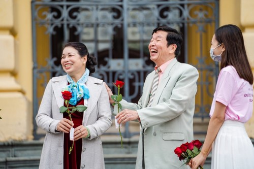 Valentine 2022: Màn tỏ tình ấn tượng với 99.999 bông hồng vừa diễn ra tại Hà Nội - ảnh 12