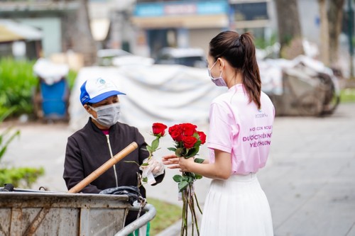 Valentine 2022: Màn tỏ tình ấn tượng với 99.999 bông hồng vừa diễn ra tại Hà Nội - ảnh 13