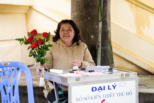 Valentine 2022: Màn tỏ tình ấn tượng với 99.999 bông hồng vừa diễn ra tại Hà Nội - ảnh 16