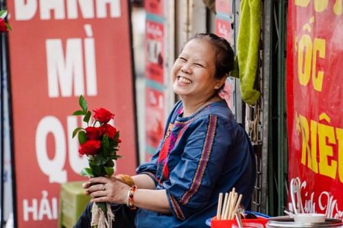 Valentine 2022: Màn tỏ tình ấn tượng với 99.999 bông hồng vừa diễn ra tại Hà Nội - ảnh 17