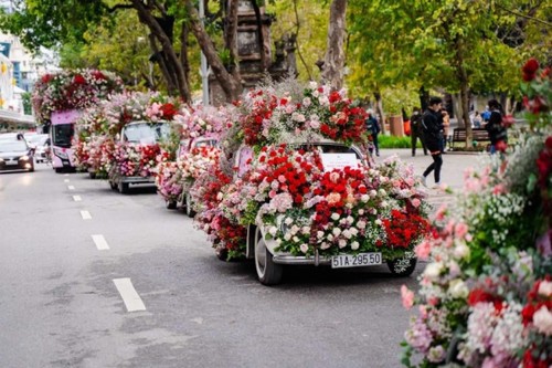 Valentine 2022: Màn tỏ tình ấn tượng với 99.999 bông hồng vừa diễn ra tại Hà Nội - ảnh 1