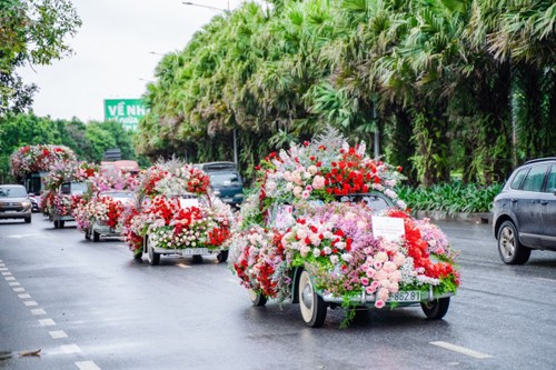 Valentine 2022: Màn tỏ tình ấn tượng với 99.999 bông hồng vừa diễn ra tại Hà Nội - ảnh 2