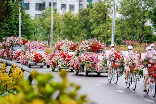 Valentine 2022: Màn tỏ tình ấn tượng với 99.999 bông hồng vừa diễn ra tại Hà Nội - ảnh 4