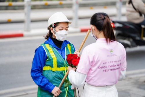 Valentine 2022: Màn tỏ tình ấn tượng với 99.999 bông hồng vừa diễn ra tại Hà Nội - ảnh 6