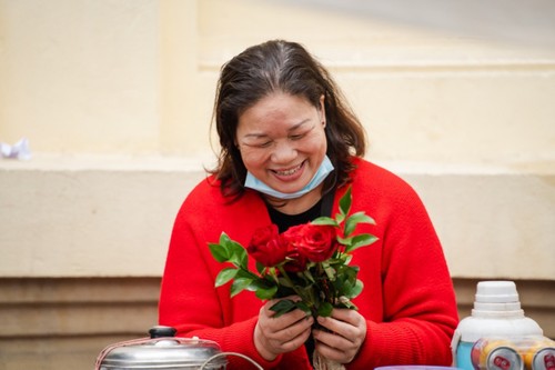 Valentine 2022: Màn tỏ tình ấn tượng với 99.999 bông hồng vừa diễn ra tại Hà Nội - ảnh 9