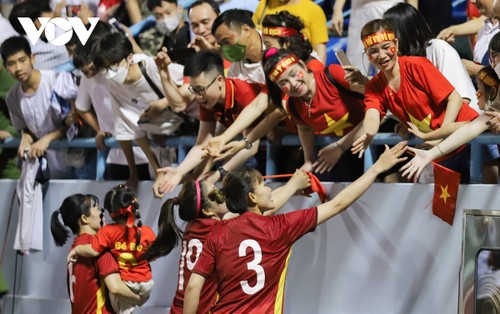 SEA Games 31: Sân Cẩm Phả “cháy rực” mừng tuyển nữ Việt Nam vào Chung kết - ảnh 15