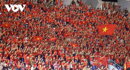 SEA Games 31: Sân Cẩm Phả “cháy rực” mừng tuyển nữ Việt Nam vào Chung kết - ảnh 1