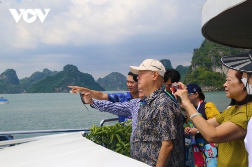 SEA Games delegates greatly impressed with Ha Long Bay - ảnh 1