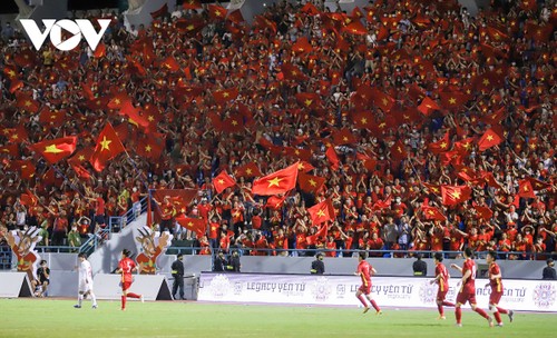 SEA Games 31: Sân Cẩm Phả “cháy rực” mừng tuyển nữ Việt Nam vào Chung kết - ảnh 7