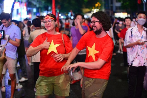 Fans wildly excited about Vietnam’s 1-0 win over Thailand to secure gold at SEA Games - ảnh 11