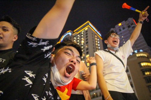 Fans wildly excited about Vietnam’s 1-0 win over Thailand to secure gold at SEA Games - ảnh 12