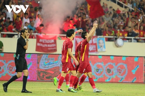 Vietnam defend SEA Games men's football championship title after beating Thailand - ảnh 9