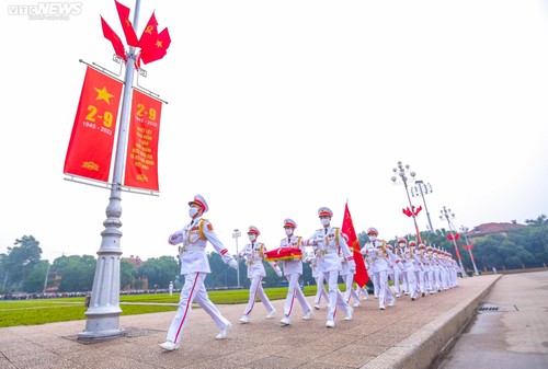 Trang nghiêm nghi lễ thượng cờ ngày Quốc khánh ở quảng trường Ba Đình - ảnh 2