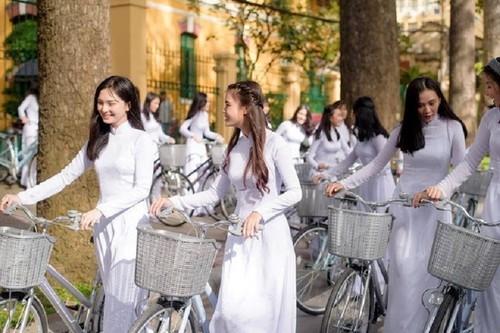 Vẻ đẹp phụ nữ Việt qua tà Áo dài - ảnh 7