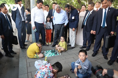 Tổng thư ký Liên Hợp Quốc xem trẻ nhỏ chơi cờ quanh Hồ Hoàn Kiếm - ảnh 4