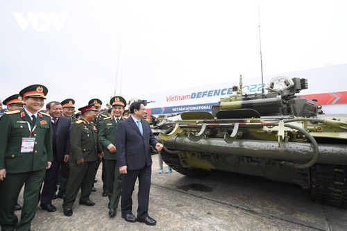 Thủ tướng tham quan khí tài tại Triển lãm Quốc phòng Quốc tế Việt Nam - ảnh 11