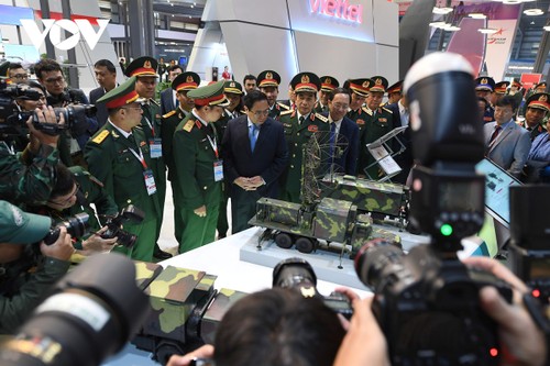 Thủ tướng tham quan khí tài tại Triển lãm Quốc phòng Quốc tế Việt Nam - ảnh 12