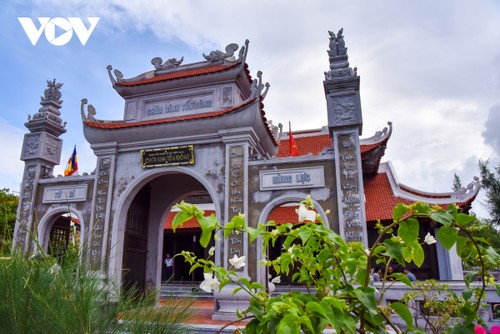 Ghé thăm ngôi chùa thanh bình trên đảo Sinh Tồn Đông - ảnh 1