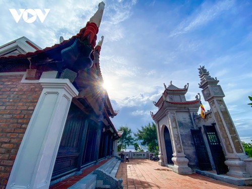 Ghé thăm ngôi chùa thanh bình trên đảo Sinh Tồn Đông - ảnh 3
