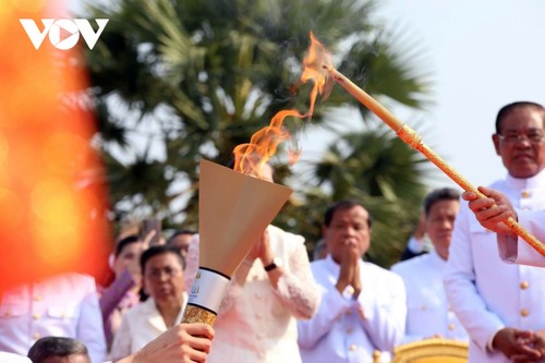 Thiêng liêng nghi lễ xin lửa và rước đuốc SEA Games 32 tại Campuchia - ảnh 10