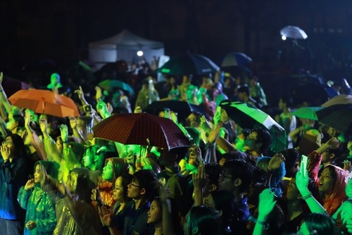Khán giả cháy hết mình cùng “cơn mưa âm nhạc” trong “Solla Music – Hòa nhạc sân trường” - ảnh 16