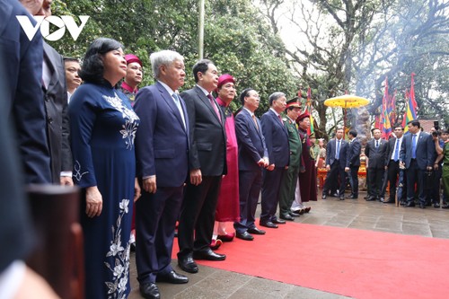 Chủ tịch nước Võ Văn Thưởng dẫn đầu đoàn dâng hương tưởng niệm các Vua Hùng - ảnh 11