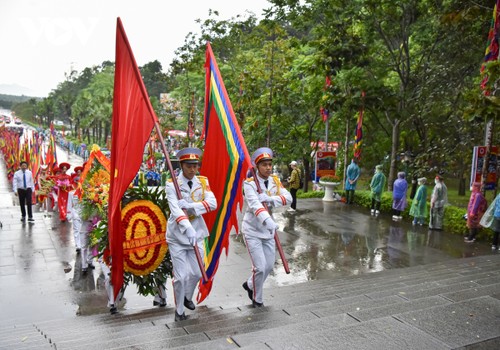 Chủ tịch nước Võ Văn Thưởng dẫn đầu đoàn dâng hương tưởng niệm các Vua Hùng - ảnh 3