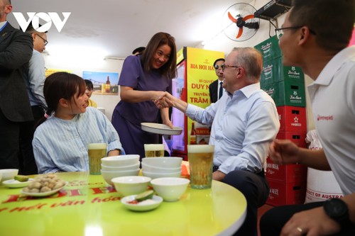 Thủ tướng Australia Anthony Albanese thưởng thức bia hơi giữa ngày hè Hà Nội - ảnh 5