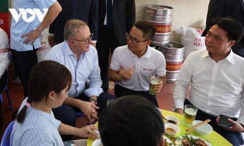Thủ tướng Australia Anthony Albanese thưởng thức bia hơi giữa ngày hè Hà Nội - ảnh 7