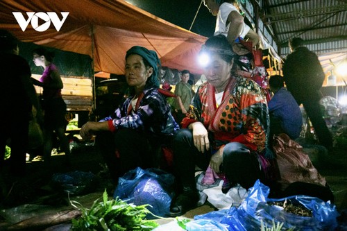 Xem người Mông bán hàng live stream ở chợ đêm Tủa Chùa - ảnh 6
