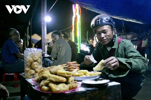 Xem người Mông bán hàng live stream ở chợ đêm Tủa Chùa - ảnh 7