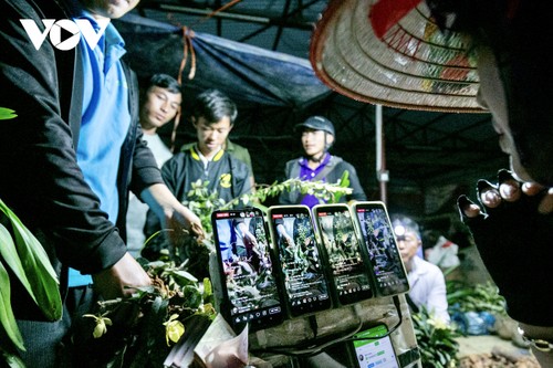Xem người Mông bán hàng live stream ở chợ đêm Tủa Chùa - ảnh 9