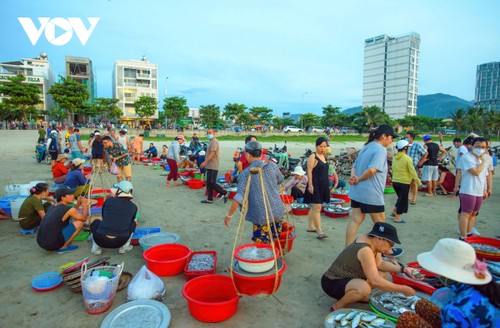 Bình minh nhộn nhịp trên bãi biển Mân Thái, Đà Nẵng - ảnh 10