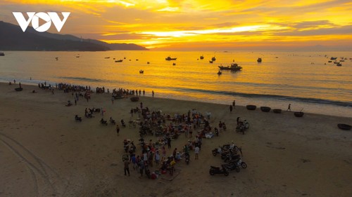 Bình minh nhộn nhịp trên bãi biển Mân Thái, Đà Nẵng - ảnh 1