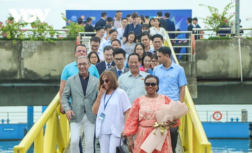 300 nghị sĩ trẻ quốc tế tham quan vịnh Hạ Long - ảnh 2