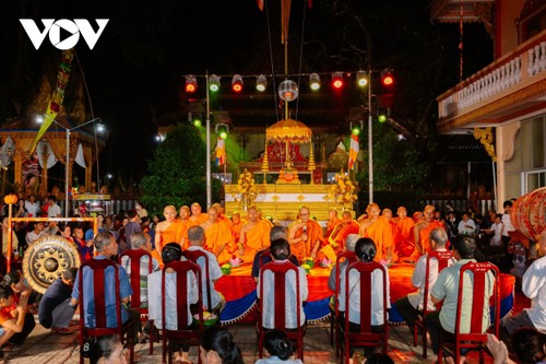 Lung linh sắc màu Lễ Pavāraṇā và thả đèn nước Lôy Prôtip của đồng bào Khmer - ảnh 10