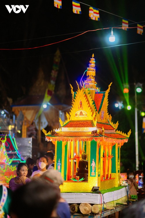 Lung linh sắc màu Lễ Pavāraṇā và thả đèn nước Lôy Prôtip của đồng bào Khmer - ảnh 18