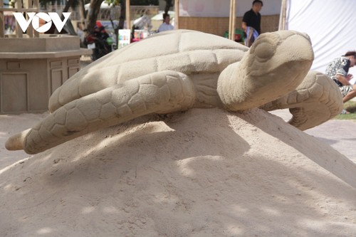 Du khách thích thú check-in mô hình cát ở Vũng Tàu - ảnh 8