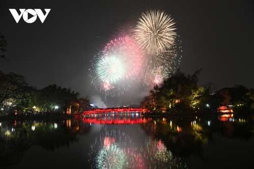 Mãn nhãn với loạt pháo hoa rực sáng tại Hồ Gươm đón chào năm mới - ảnh 10