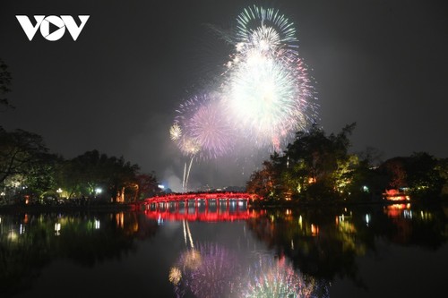 Mãn nhãn với loạt pháo hoa rực sáng tại Hồ Gươm đón chào năm mới - ảnh 11