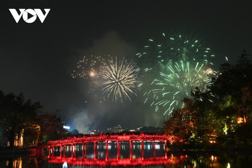 Mãn nhãn với loạt pháo hoa rực sáng tại Hồ Gươm đón chào năm mới - ảnh 12