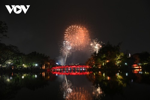 Mãn nhãn với loạt pháo hoa rực sáng tại Hồ Gươm đón chào năm mới - ảnh 13