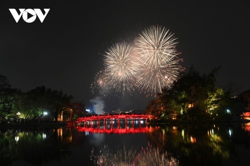 Mãn nhãn với loạt pháo hoa rực sáng tại Hồ Gươm đón chào năm mới - ảnh 15