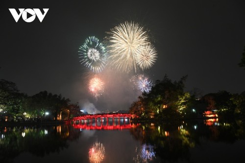 Mãn nhãn với loạt pháo hoa rực sáng tại Hồ Gươm đón chào năm mới - ảnh 1