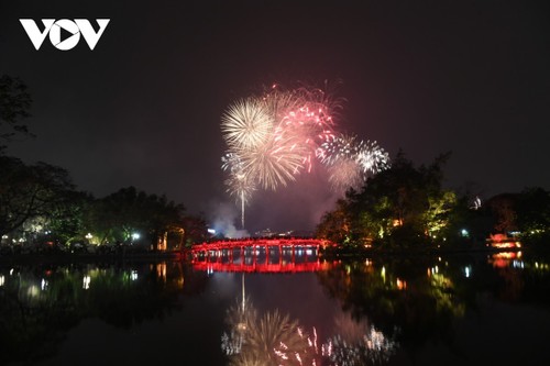 Mãn nhãn với loạt pháo hoa rực sáng tại Hồ Gươm đón chào năm mới - ảnh 2