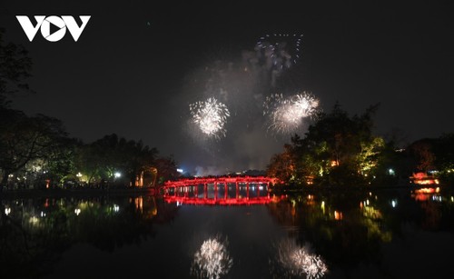 Mãn nhãn với loạt pháo hoa rực sáng tại Hồ Gươm đón chào năm mới - ảnh 3